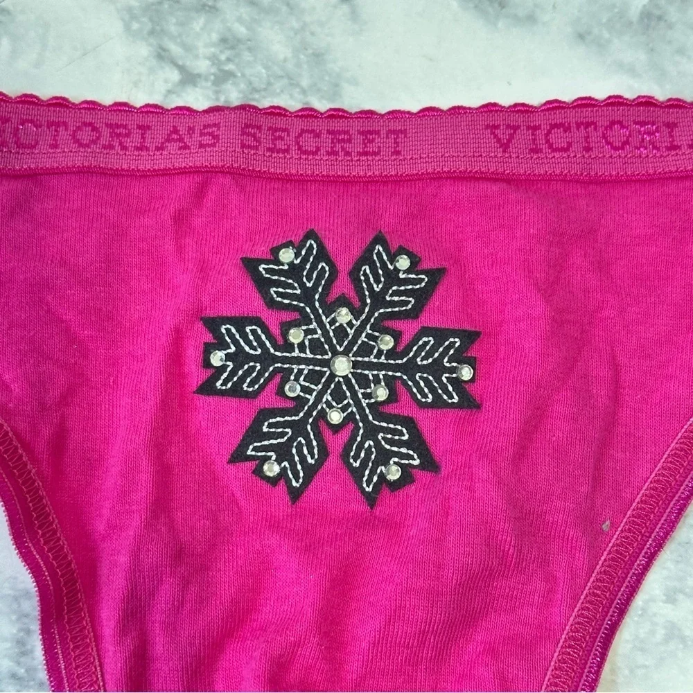 NWT vintage Victoria’s Secret pink snowflake rhinestone low rise thong Y2K M